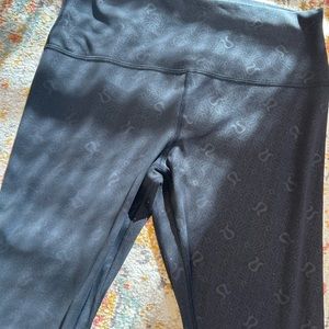 Lululemon Women's Legging Size 14
Align HR Pant 28” Black Logo HighRise LW5DVHS